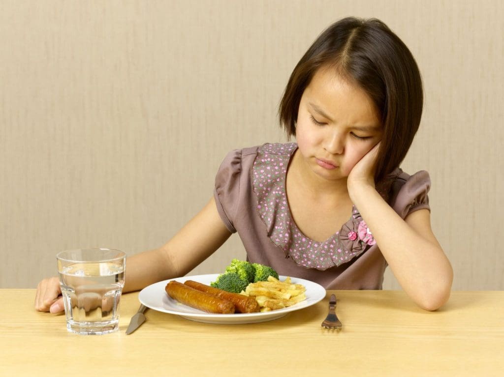 trẻ thay đổi thói quen ăn uống do răng lung lay